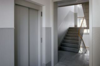 Treppenhaus mit neu eingebautem Lift (© Reinhard Zimmermann, Adliswil)